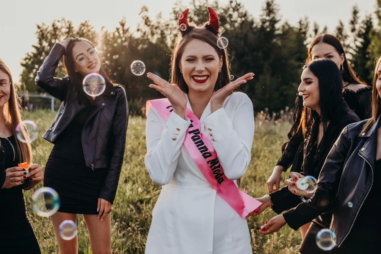 Wieczór panieński przed zachodem słońca? Oto kilka powodów, dla których warto wybrać właśnie tą porę: 
❤️połączymy zabawę z niesamowitymi widokami
🧡złapiemy cudowne kolory zachodu słońca jako tło waszych wspomnień
🩷podkreślimy Waszą naturalną urodę w romantycznej atmosferze
🩵każda fotografia będzie odzwierciedleniem wyjątkowego momentu. 
Zarezerwuj swój termin. Wspólnie stworzymy niezapomniane wspomnienia. 📸😊
Czekam na Was 📞💌
#wieczorpanienski #zachodslonca #sesjaozachodziesłońca #niespodzianka #sesjaniespodzianka #narzeczona #sesjanarzeczenska #fotograf #fotografolsztyn #olsztynfotograf #olsztyn #olsztyniokolice